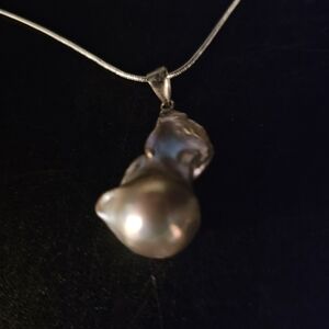 Flameball/Baroque Pearl Lustrous Silver‎ Pearl Necklace